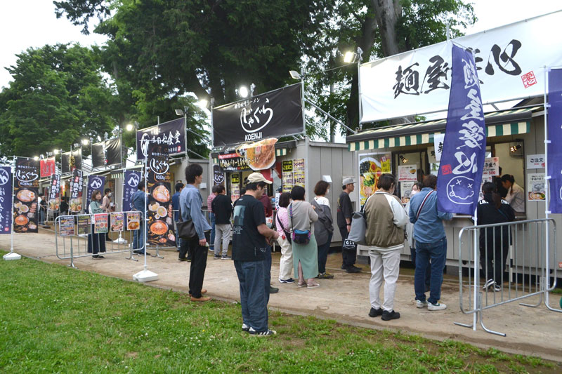 各店舗に列ができたラーメングランプリ＝八街市