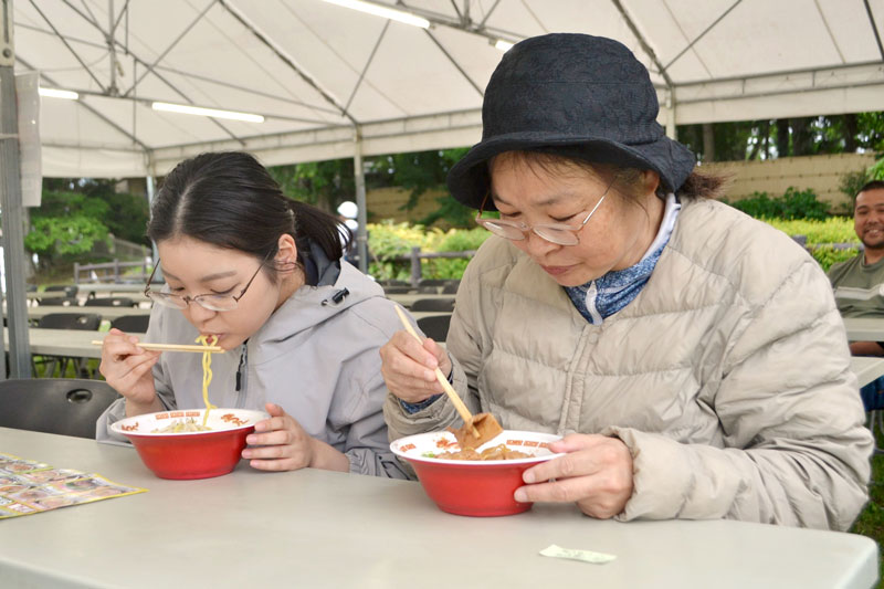 全国各地から集結した有名店のラーメンを味わう来場者