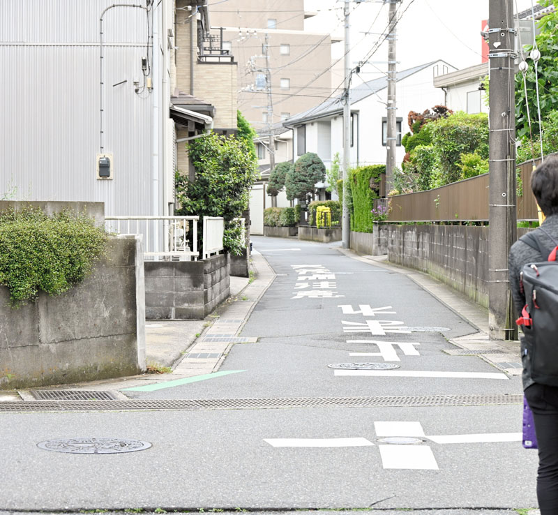 女性が死亡した事件から一夜明けた現場周辺＝１２日午前１１時５０分ごろ、千葉市若葉区