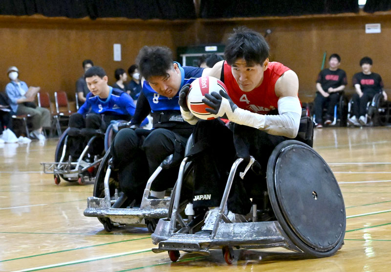 トライを狙う羽賀選手（右）＝１１日、千葉市花見川区