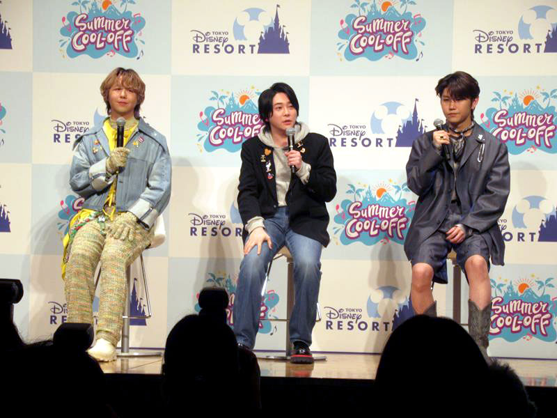コラボ発表会見でのミセス・グリーン・アップル。左から藤澤涼架さん、大森元貴さん、若井滉斗さん