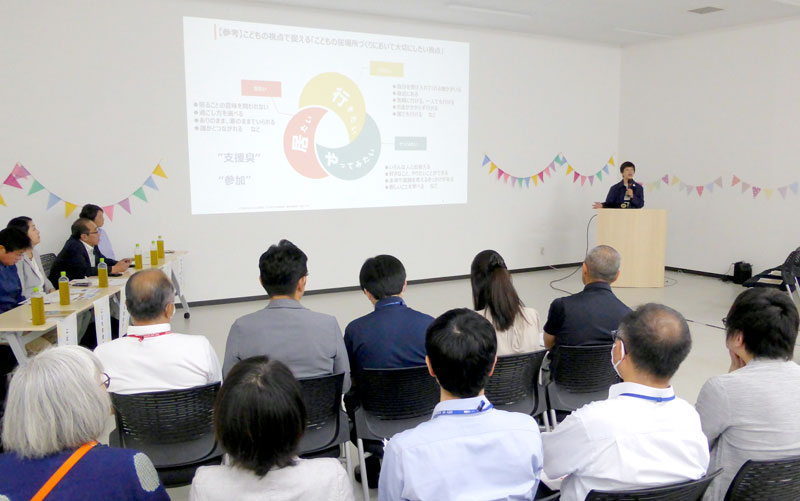 子ども居場所づくりにおける大切な視点について話すこども家庭庁の安藤広報推進官＝市原市の「ウエルコミ」