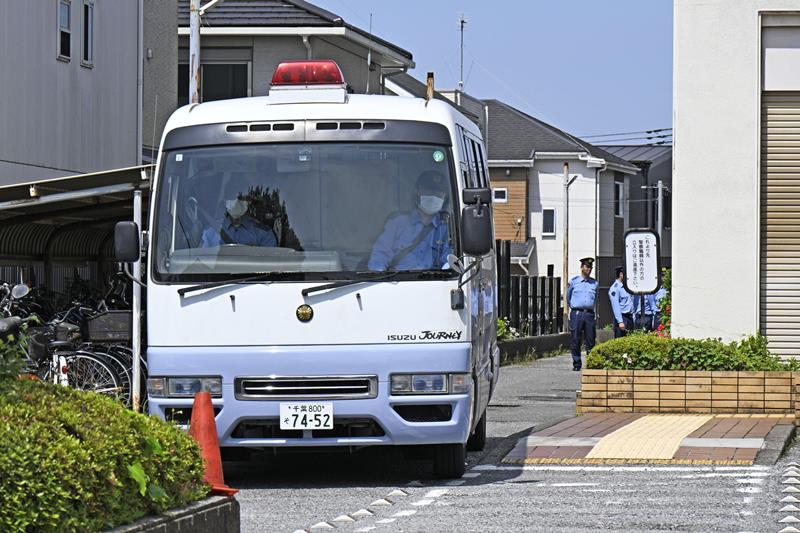 送検のため、千葉東署を出る少年を乗せた車両＝１３日午前（共同）
