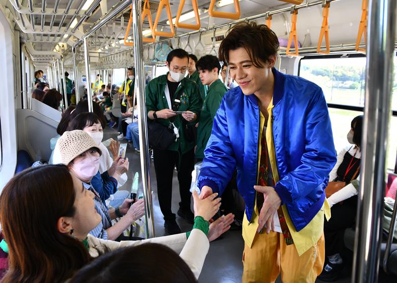 各車両を巡り、ファンと握手や会話をしながら触れ合った