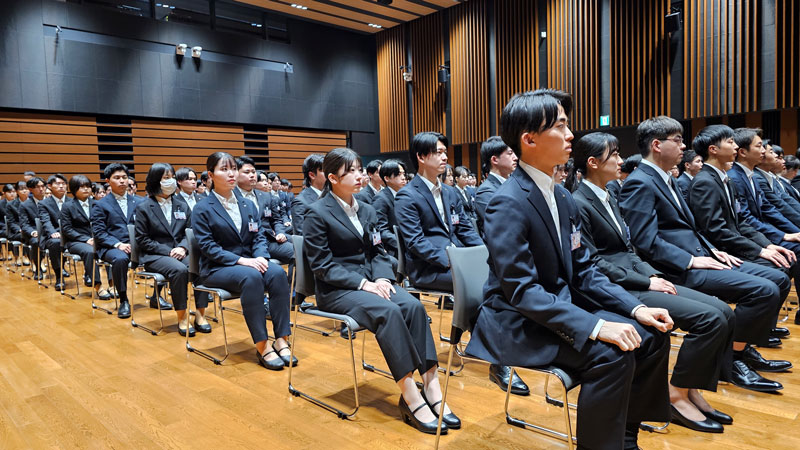 ４月１日に行われた千葉銀行の入行式＝千葉市中央区の同行本店