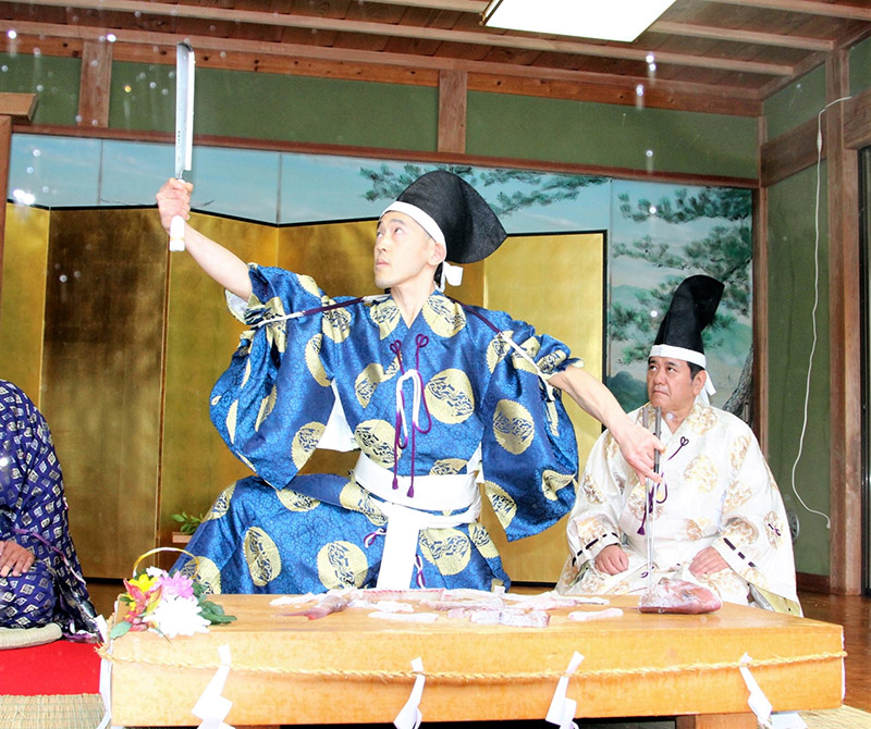 「庖丁式」でマダイをさばき、古式にのっとった所作を披露する長島さん=17日、南房総市の高家神社