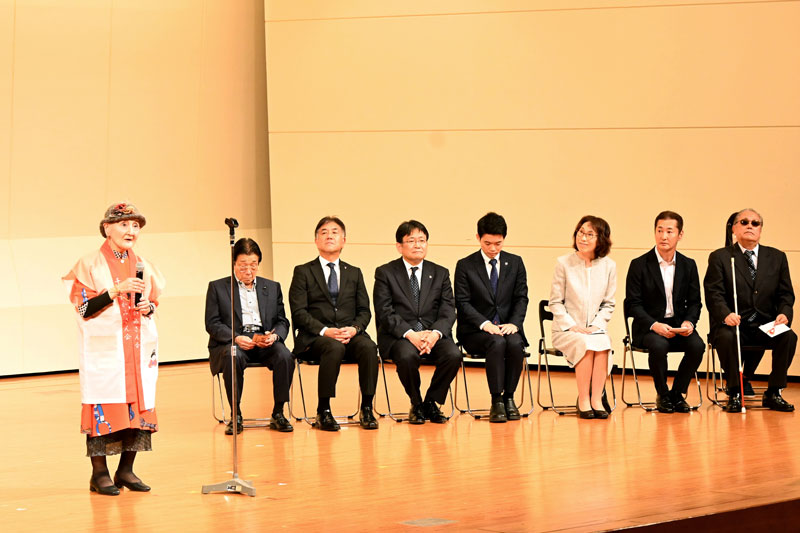 来場者に謝辞を述べる吉成さん＝１７日、千葉市文化センター