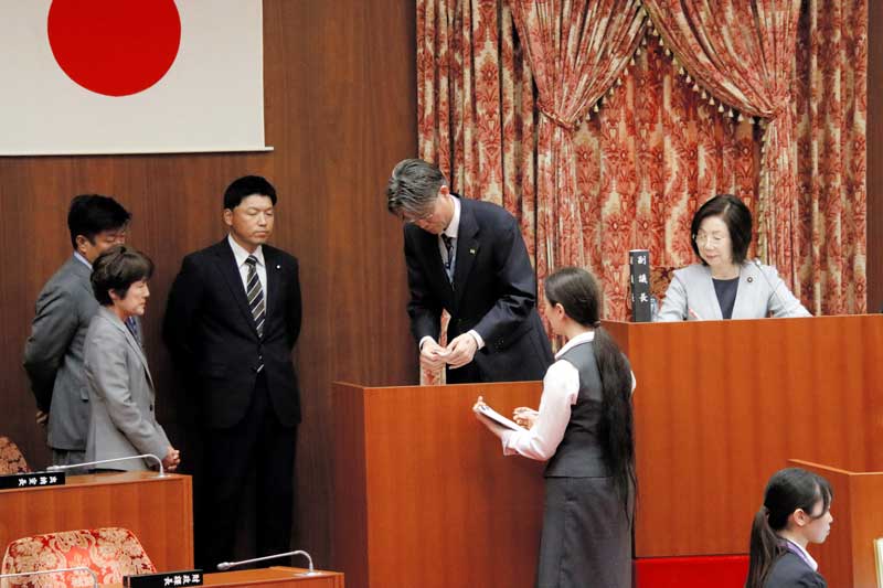 開票作業に立ち会う議員ら(多古町提供)