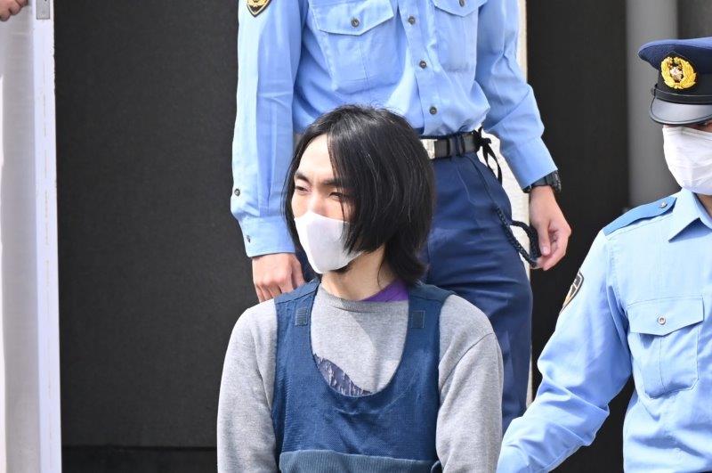 送検のため船橋署を出る和田敢士容疑者=21日午前8時55分ごろ、船橋市