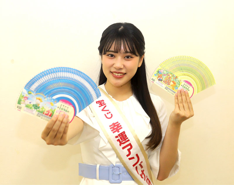 二つの「ドリームジャンボ」をPRする小野田さん=21日、千葉市中央区の千葉日報社