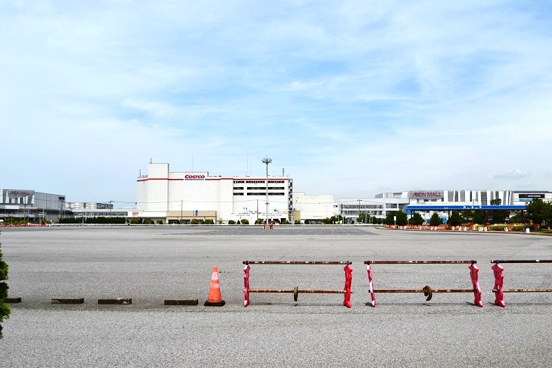 コストコやイオンモールといった大型商業施設と隣接する新球場の建設予定地=22日、千葉市美浜区