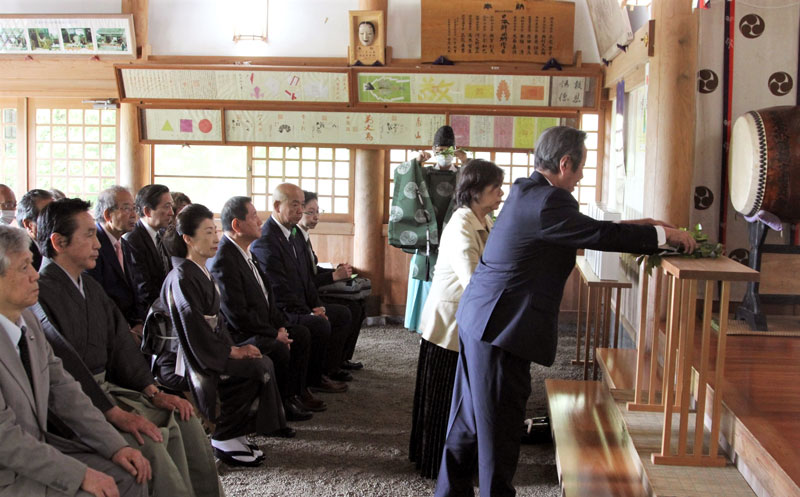 ふぐ供養感謝祭で玉串をささげる関係者ら=南房総市の高家神社