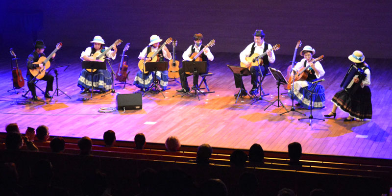 「宇宙戦艦ヤマト」などを演奏したあすなろギターアンサンブル「響」=勝浦市