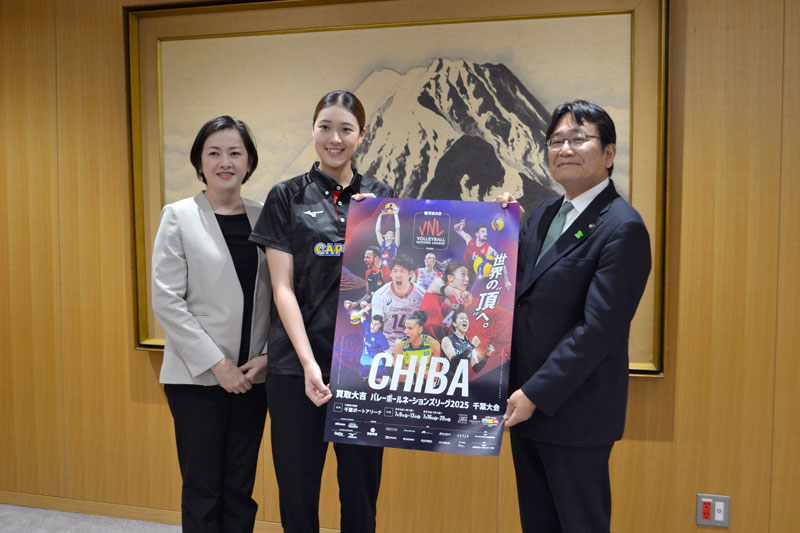 VNLへの決意を語った佐藤選手(中央)と母の祥子さん(左)=千葉市役所