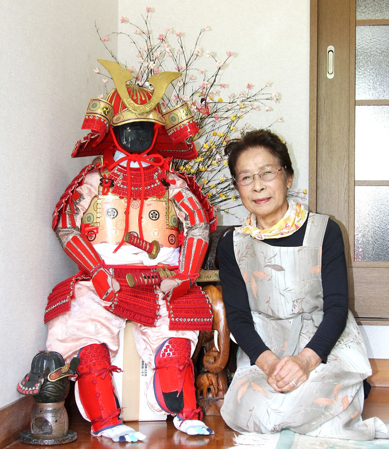 自宅に飾っている手作り甲冑と岡崎さん＝南房総市