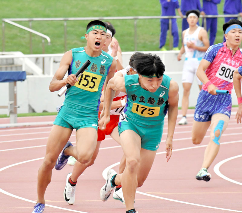 男子400メートルリレー 市船橋の3走東島権治(155)がアンカーの片山瑛太(175)へバトンを渡す=県総合SC