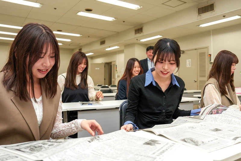 新聞のレイアウトについて講習を受ける参加者=29日、千葉市中央区