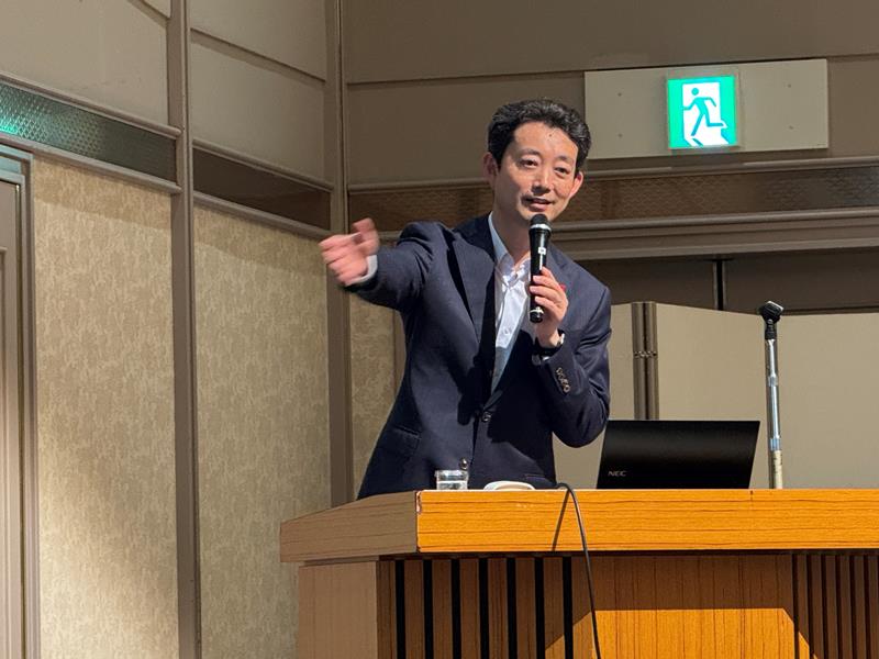 千葉政経懇話会5月例会で講演する熊谷知事=30日、千葉市中央区のホテル