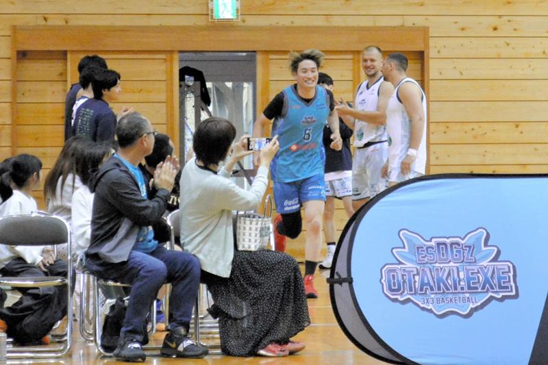 選手一人一人、名前をコールされて登場し、ファンらの熱い出迎えを受けた出陣式＝１０日、大多喜町