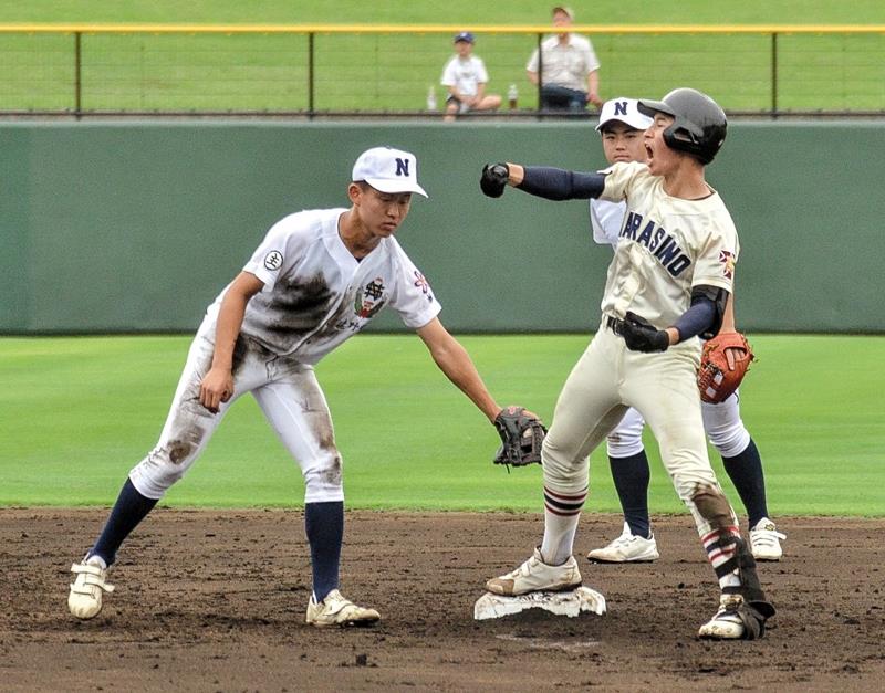 佐野日大―習志野 五回裏習志野2死二塁、適時打を放ち雄たけびを上げる習志野・井上(右)=ひたちなか