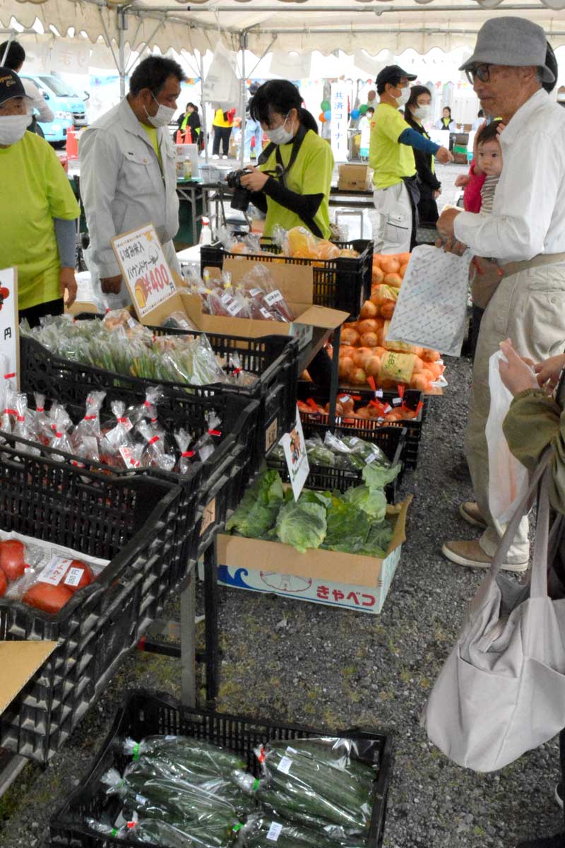 新鮮な野菜が格安販売されたテント市＝いすみ市