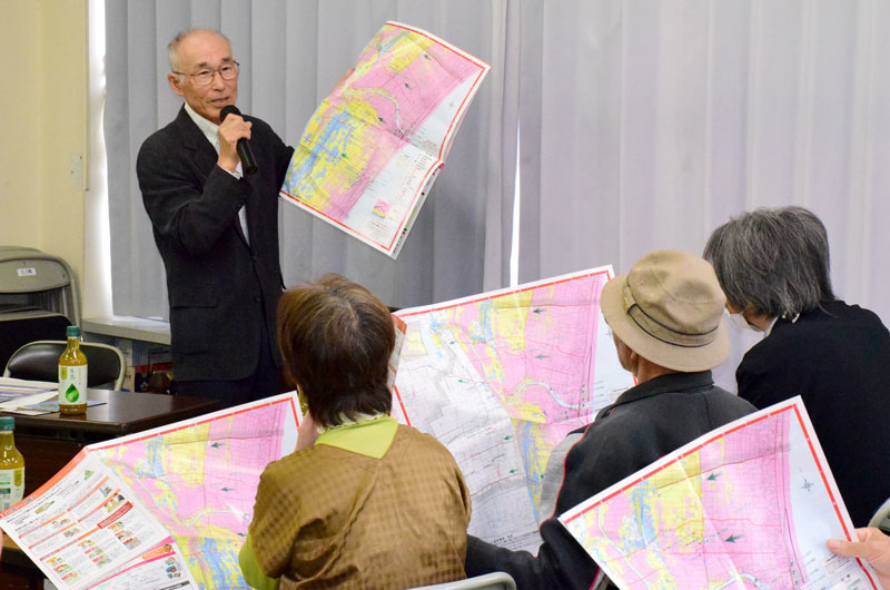 白子町の津波ハザードマップを示し、元禄地震の津波被害を説明する片岡会長=白子町公民館