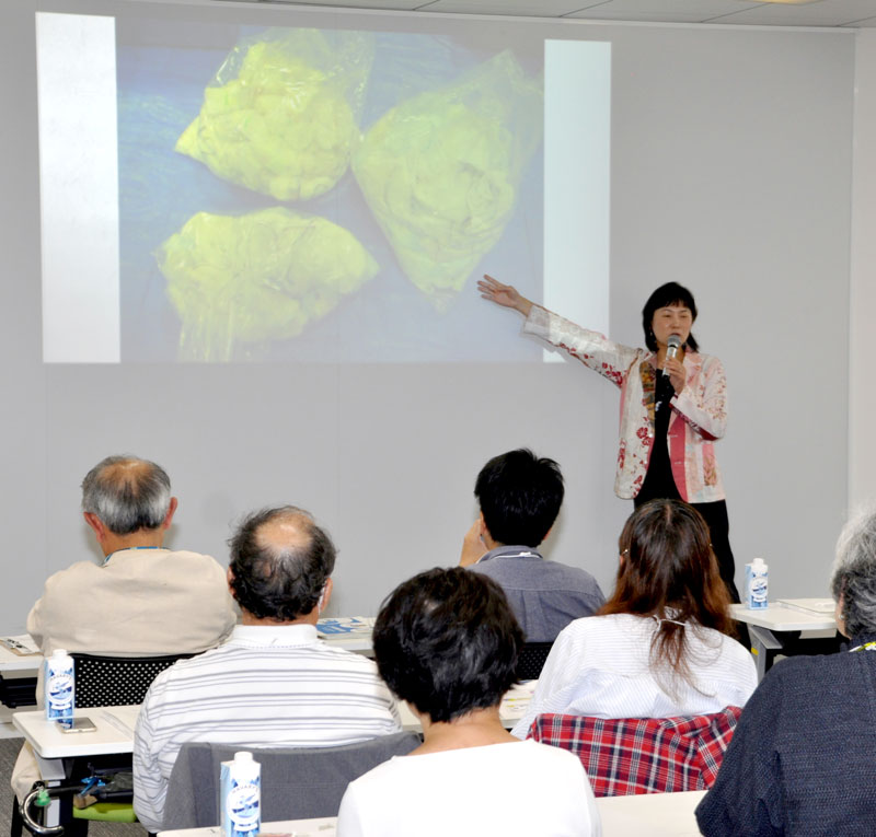 国内外のプラスチック廃棄物の現状、最新の動向について講演する浅利教授=5月31日、市原市役所