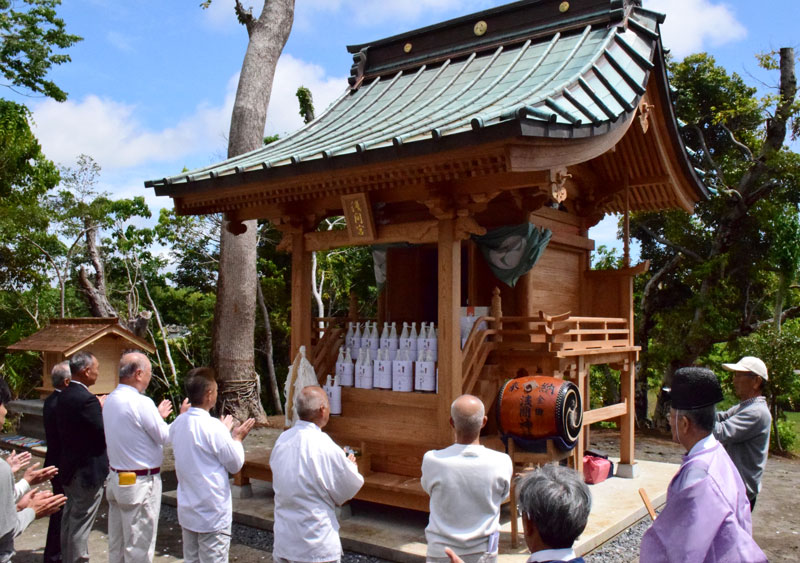 浅間神社の社殿修復を祝う氏子ら＝１日、長生村