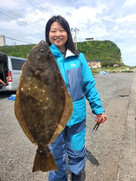 飯岡沖でゲットしたヒラメ(写真は「清勝丸」提供)