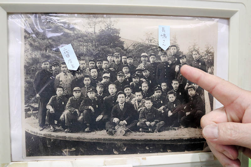 中学時代の長嶋茂雄さん(右の印)と、同級生の村瀬照夫さん(左の印)が写った集合写真=3日、佐倉市