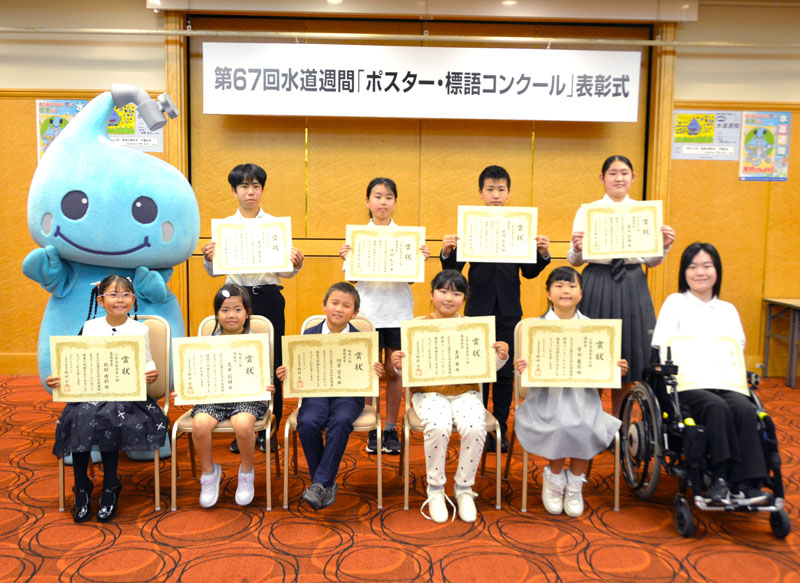 最優秀賞と優秀賞の受賞者ら＝千葉市中央区