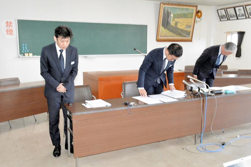 記者会見の冒頭に謝罪する古竹孝一社長(中央)ら経営陣=2日、大多喜町