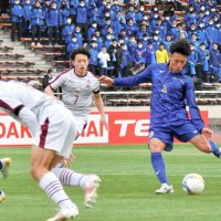 丸岡―日体大柏　前半、シュートを放つ日体大柏の平野（右）＝柏の葉