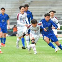 丸岡―日体大柏　前半、左サイドを攻める日体大柏の古谷（１０）＝柏の葉