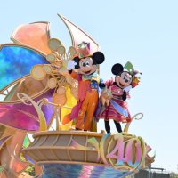 新パレード「ディズニー・ハーモニー・イン・カラー」で４０周年をお祝いするミッキーとミニー＝１０日、浦安市の東京ディズニーランド