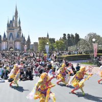 ４０周年記念のパレード「ディズニー・ハーモニー・イン・カラー」で約３年ぶりに復活したダンサー＝１０日、浦安市の東京ディズニーランド