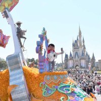 ４０周年記念のパレード「ディズニー・ハーモニー・イン・カラー」で初登場した「リメンバー・ミー」のミゲル＝１０日、浦安市の東京ディズニーランド